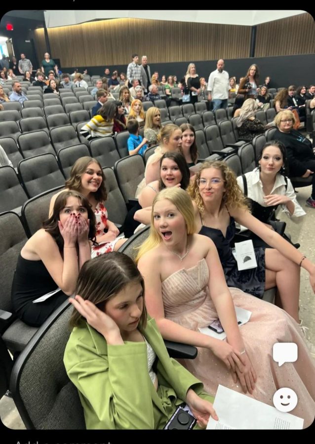People from top row left to bottom row right: Olivia Carlin (9), Abby Haupt (10), Anna Keese (10), Greta Finley
(10), Eris Eyeberg (10), Molly Reese (10), Addison ONeil (10)
A group of friends gather in the Aetos to hear all about the shows for next year, the awards given out, and to see the
senior video and bow.